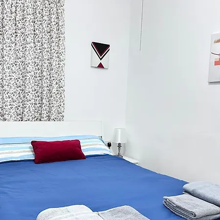 Centrally Located 1 Sea Eats And Bus Right In Front * St. Paul's Bay