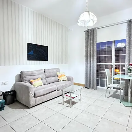 Apartment Centrally Located 1 Sea Eats And Bus Right In Front