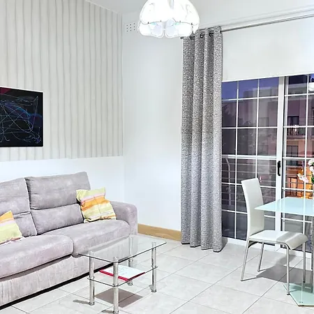 Centrally Located 1 Sea Eats And Bus Right In Front *