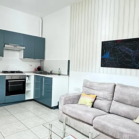 Centrally Located 1 Sea Eats And Bus Right In Front * St. Paul's Bay