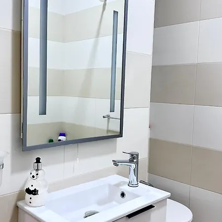 Centrally Located 1 Sea Eats And Bus Right In Front *