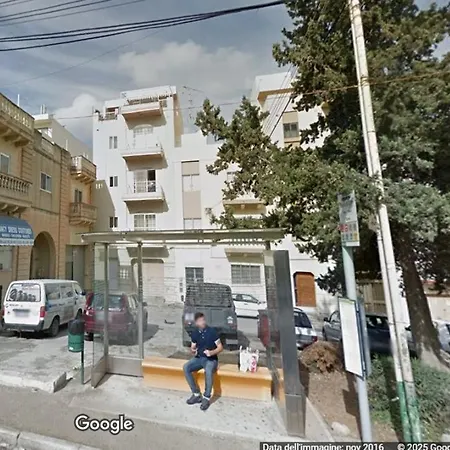 Apartment Centrally Located 1 Sea Eats And Bus Right In Front *