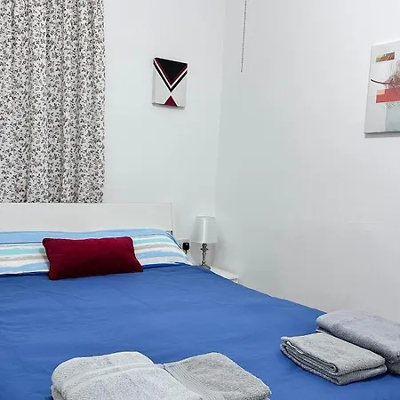 Centrally Located 1 Sea Eats And Bus Right In Front Apartment