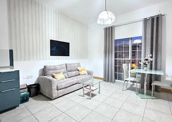 Daire Centrally Located 1 Sea Eats And Bus Right In Front